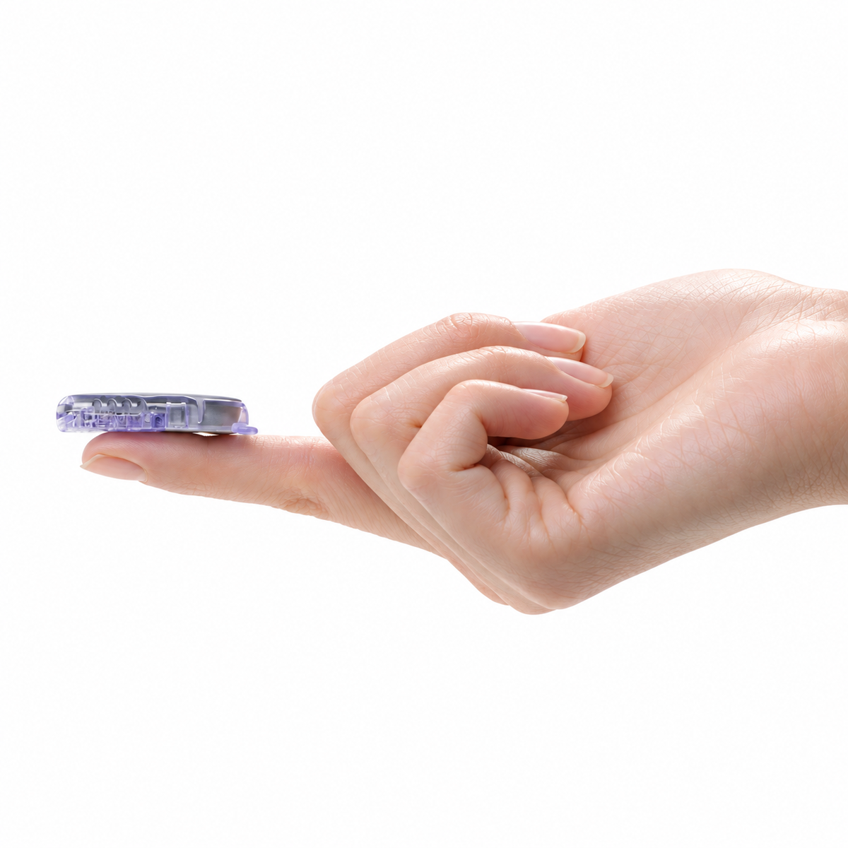 Dexcom G6 glucosesensor vastgehouden tussen de vingers