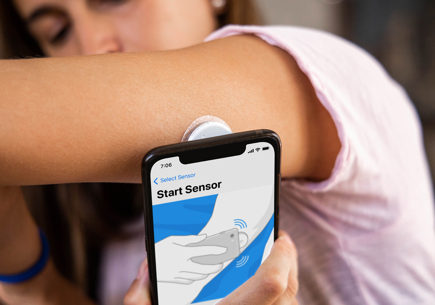 "FreeStyle Libre 2 Plus sensor applicatie op arm", "FreeStyle Libre 2 Plus app interface glucose waarden", "FreeStyle Libre 2 Plus sensor verpakking en inhoud", "FreeStyle Libre 2 Plus glucose monitoring dashboard"